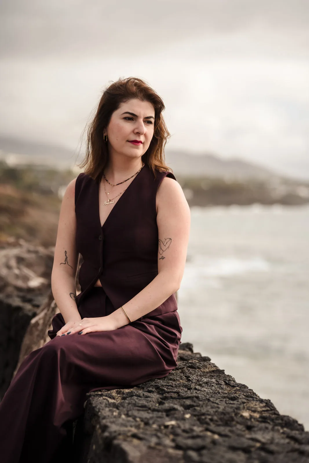 Gayane Babelyan auf Vulkangestein